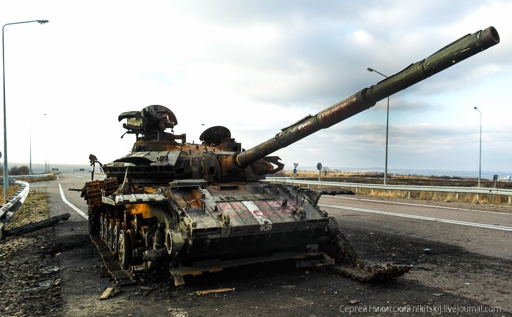 Сгоревшая украинская военная техника