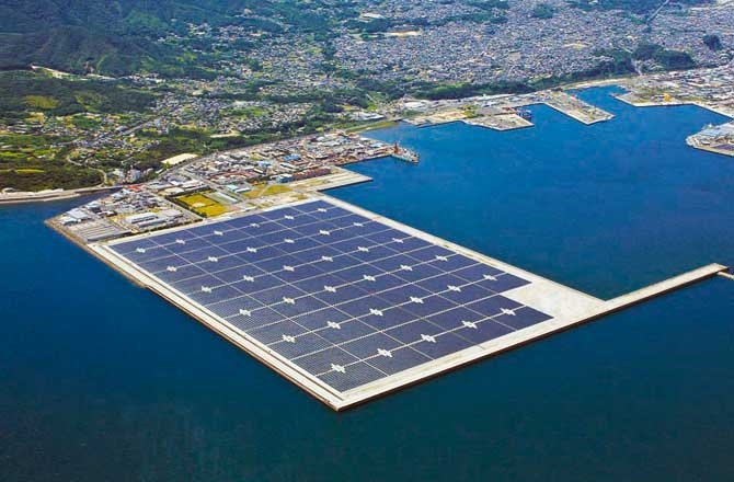 Япония строит самую большую в мире плавающею солнечную электростанцию
