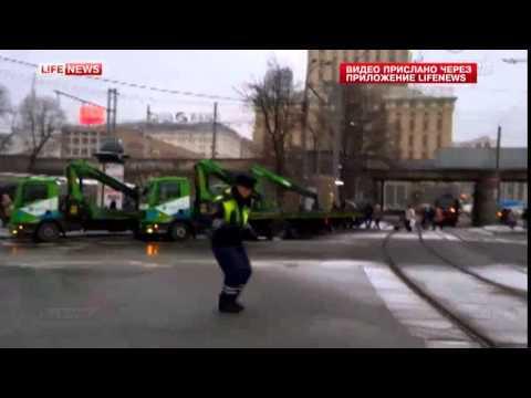 Водители сняли полицейского, танцующего в пробке в Москве 