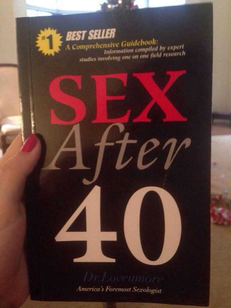Дочь подарила маме на Рождество книгу "Секс после 40"