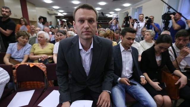 Навальных признали виновными. Одному реальный срок, другому — условный