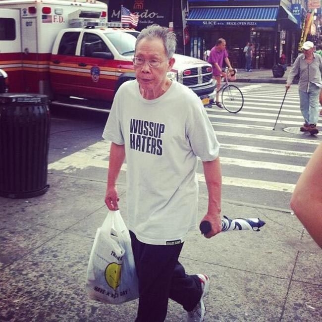 28 старичков с пошлыми и непристойными надписями на футболках 