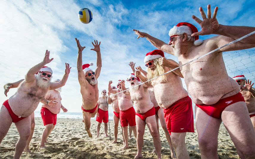 Санта-Клаусы играют в волейбол 