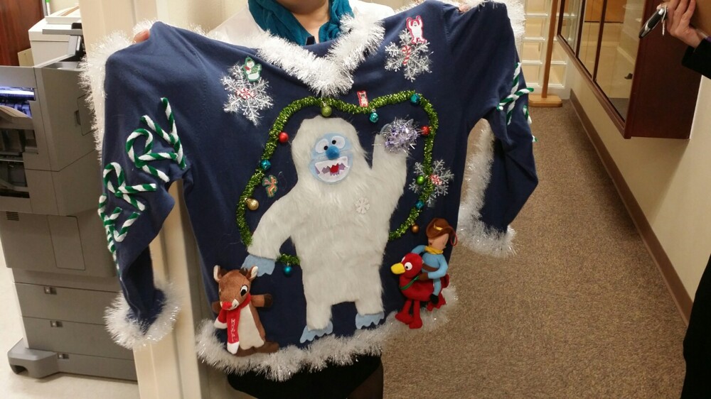 Забавный свитер со снежным человеком