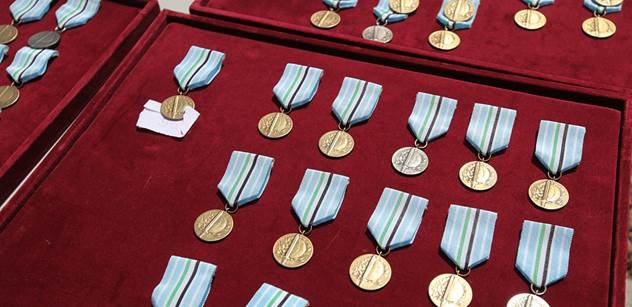 Чешский подполковник возвращает награды, полученные от  НАТО