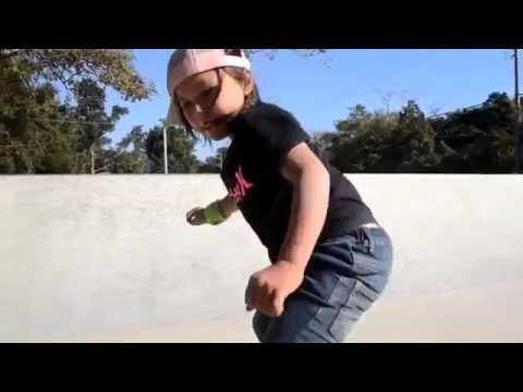 6 year old girl on a skateboard. Шестилетняя девочка на скейтборде. 