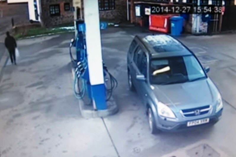 Я уверена, что мой бензобак был с этой стороны! 