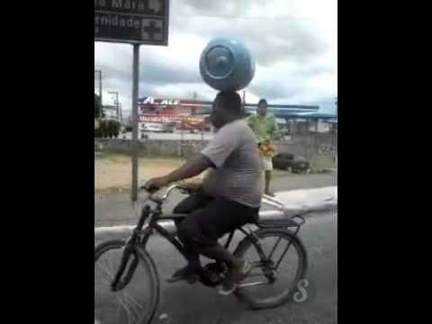 Мужик перевозит газовый баллон на голове | Man holds bike in balance with a gas cylinder on his head 