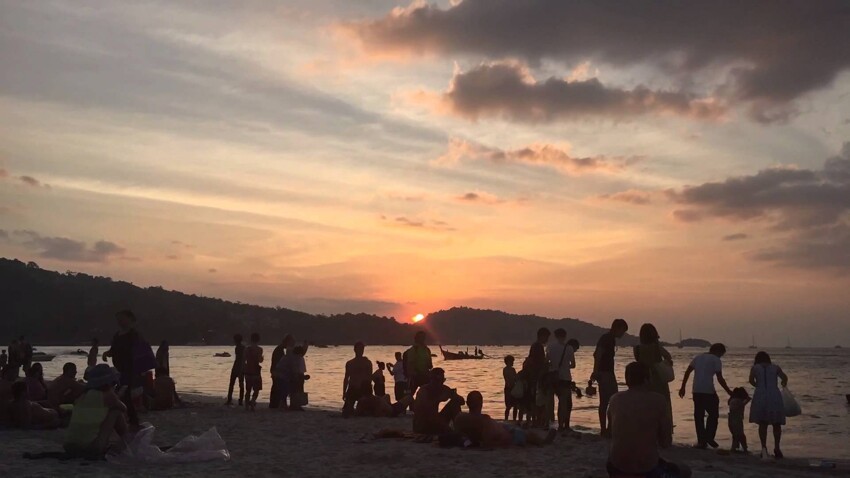 Закат солнца на побережье острова Пхукет 