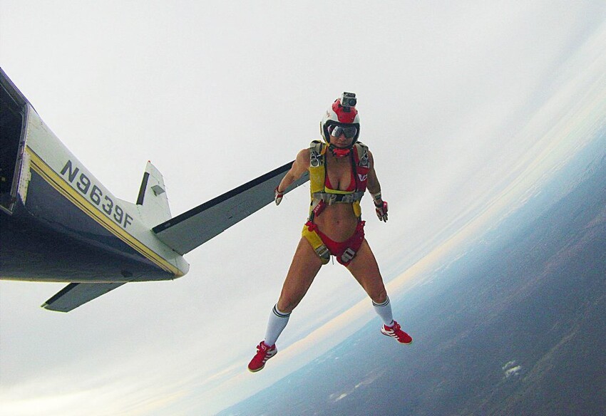 Фотосессия прыжка с парашютом в бикини