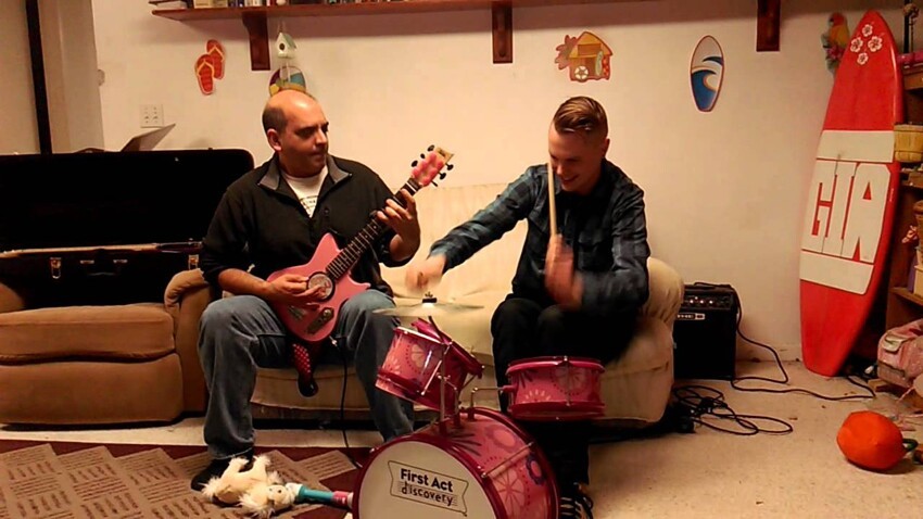 Папа и сын играют на детских инструментах дочери 