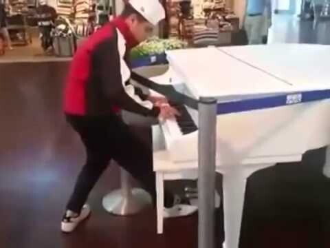 Парень в аэропорту проходил мимо рояля и решил сыграть... 