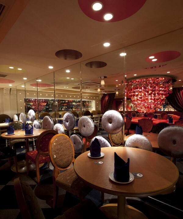 Тематический ресторан в Токио - Алиса в стране чудес