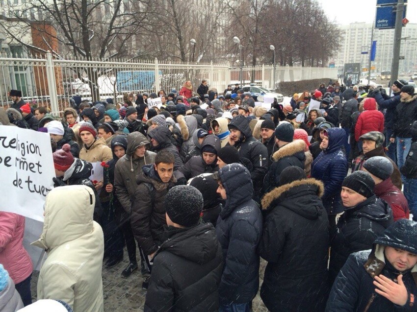 Акция солидарности у посольства Франции в Москве