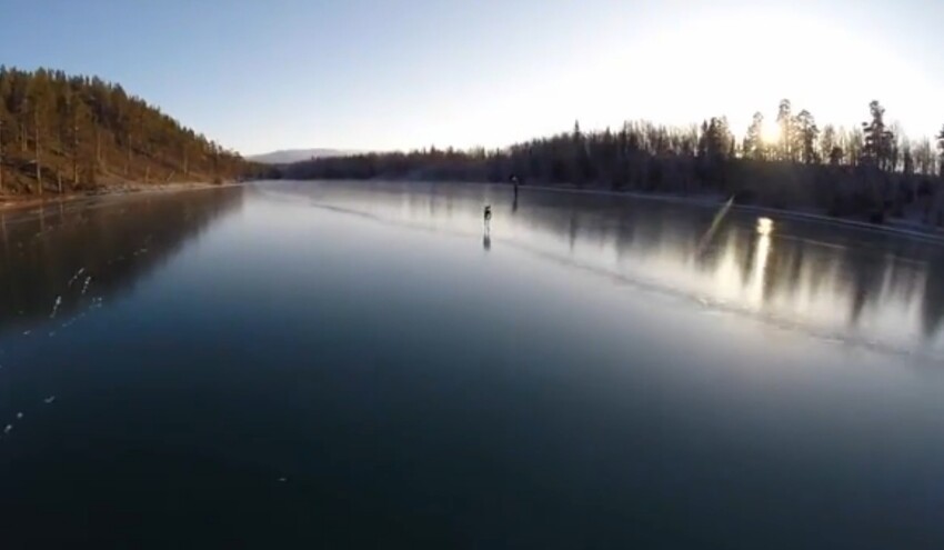Кристально чистый лед на озере Стуршён в Швеции