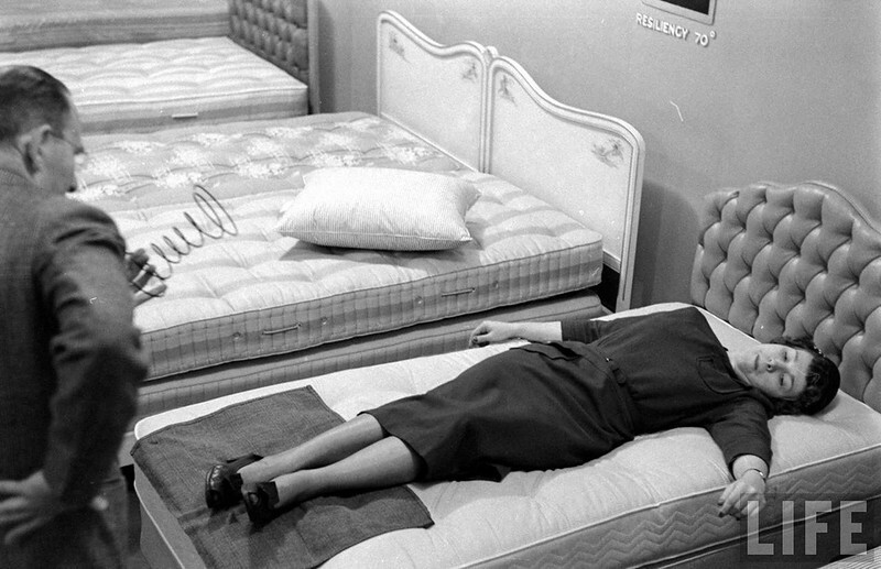 Как испытывали кровати в 1948 году