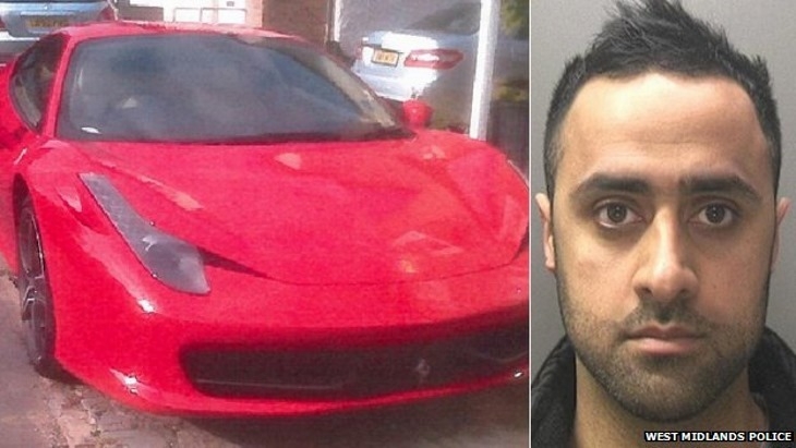 Полицейский «спалился» после того, как приехал на работу на Ferrari