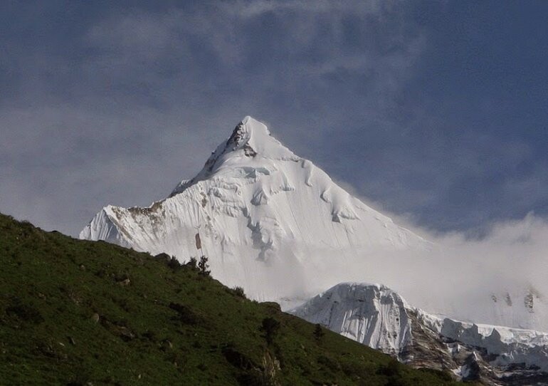 Гангкхар-Пуенсум. Самая высокая непокоренная вершина в мире