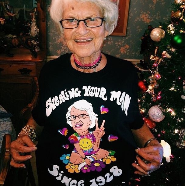 Крутая 86-летняя бабушка постит отвязные фото в Instagram