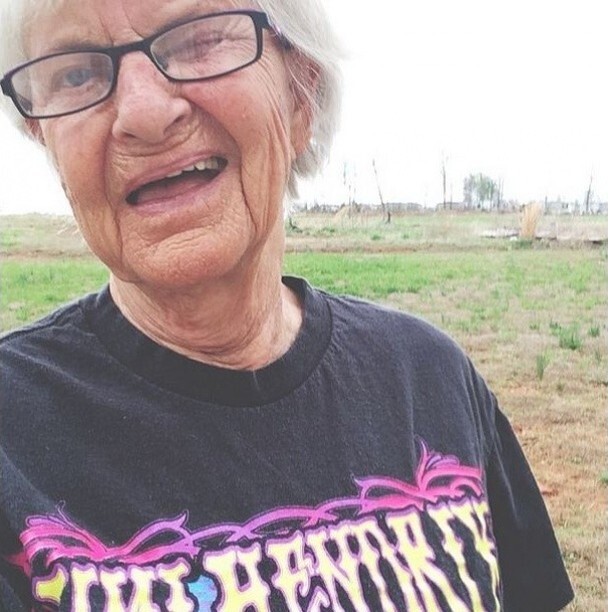 Крутая 86-летняя бабушка постит отвязные фото в Instagram*