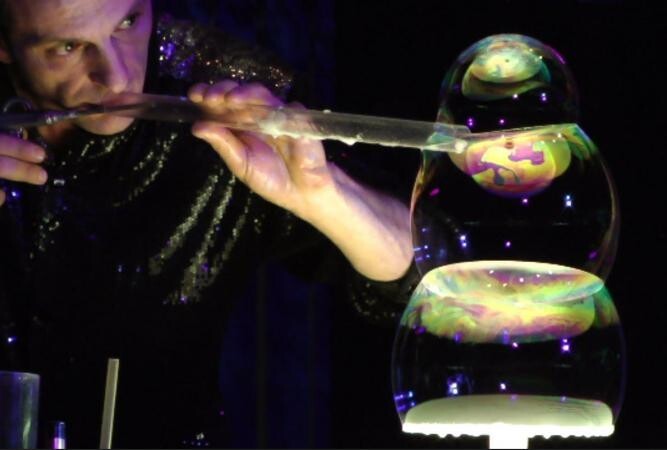  Завораживающее шоу мыльных пузырей Роберта Армани 