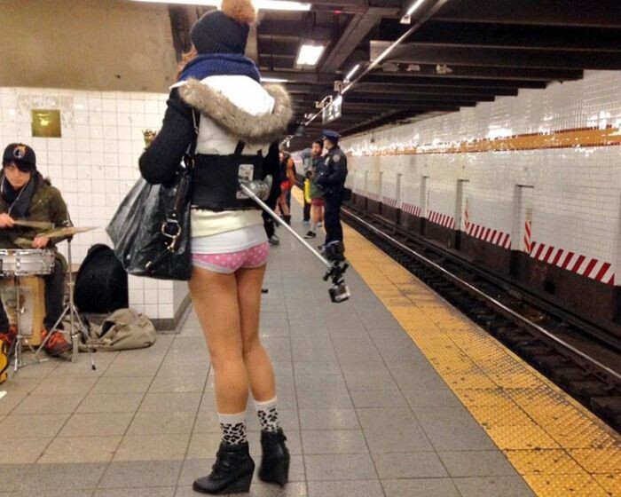 Флешмоб: В метро без штанов