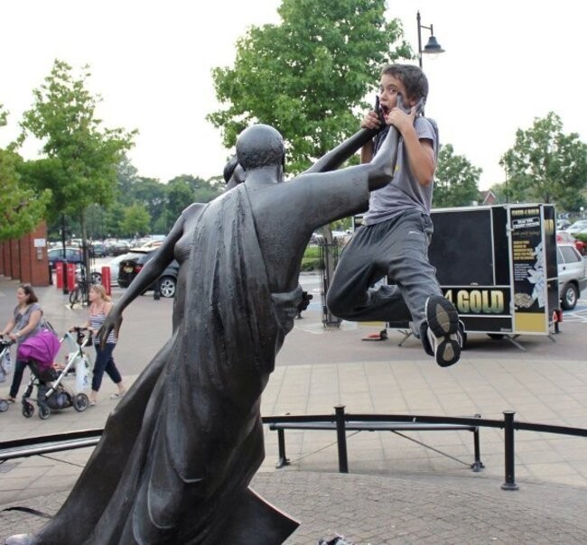 35 забавных фотографий со статуями 