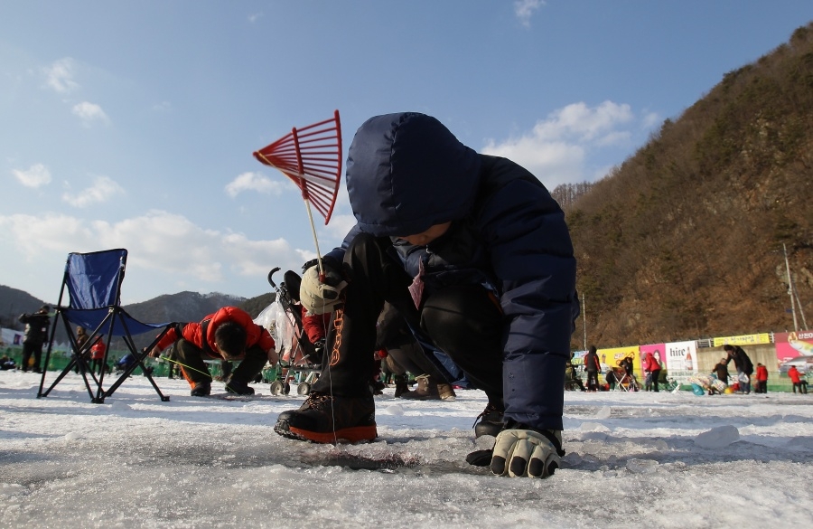 Танцы на льду: соревнования по подледной рыбалке в Южной Корее