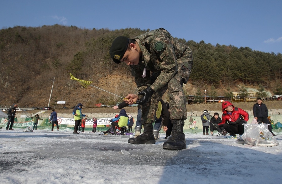 Танцы на льду: соревнования по подледной рыбалке в Южной Корее