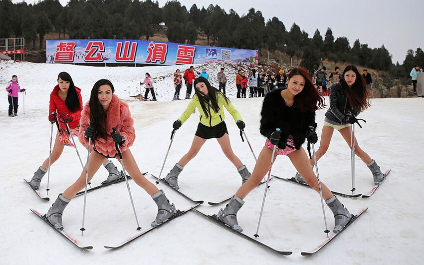 Посетительницы горнолыжного курорта в китайском городе Сюйчжоу поддержали ежегодный флэшмоб «Без штанов в метро»