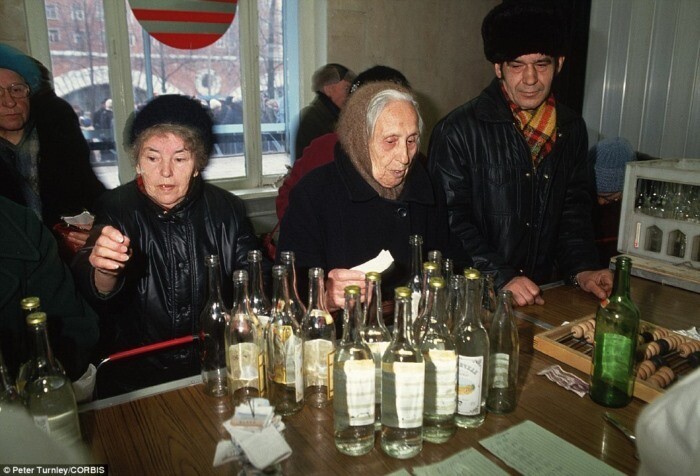 Очереди в магазин за спиртными напитками в 80-е годы