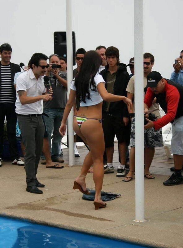 Две бразильянки устроили шоу в бассейне 
