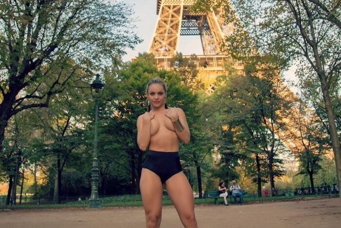 «Мисс бразильская попка» - интимный фотосет близ Эйфелевой башни