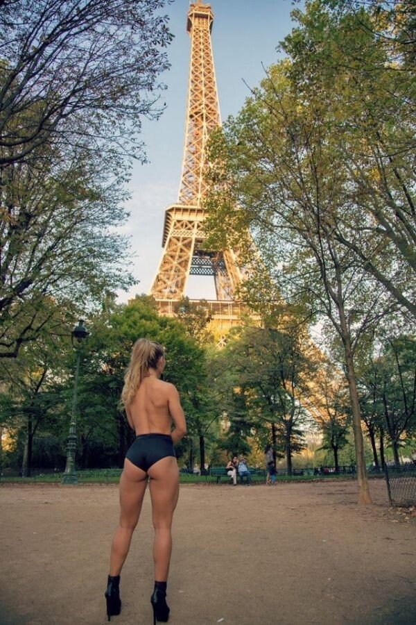 «Мисс бразильская попка» - интимный фотосет близ Эйфелевой башни