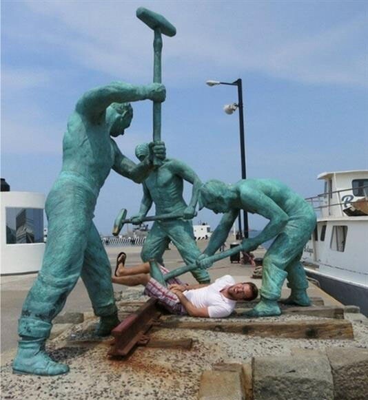 10 веселых снимков со статуями