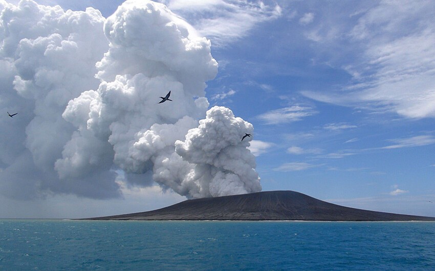 Извержение вулкана в королевстве Тонга