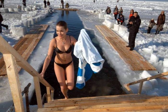 Русские девушки на крещенских купаниях