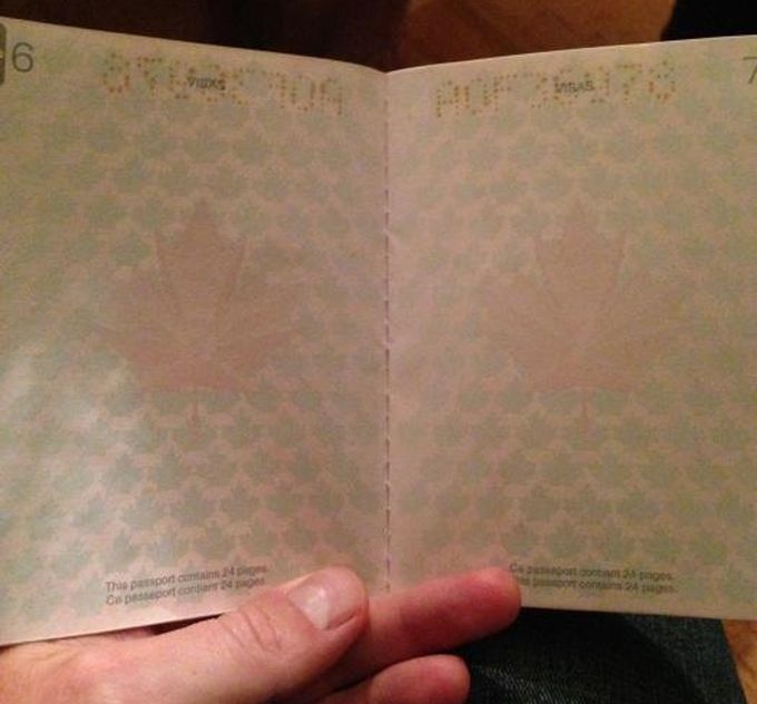 Новый паспорт гражданина Канады в свете ультрафиолета 