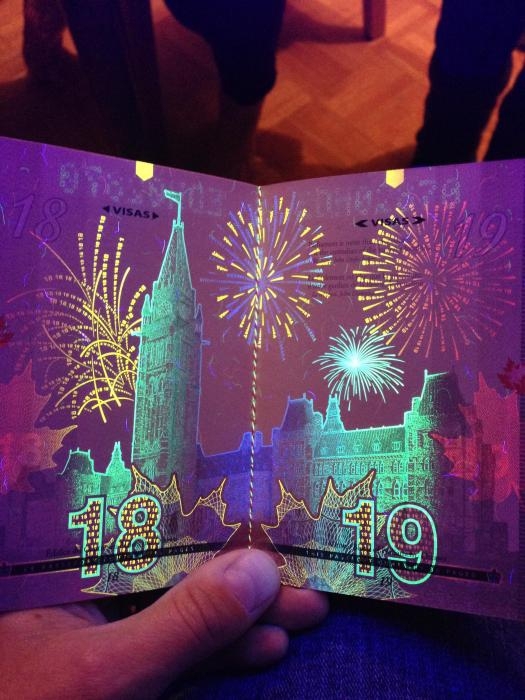 Новый паспорт гражданина Канады в свете ультрафиолета 