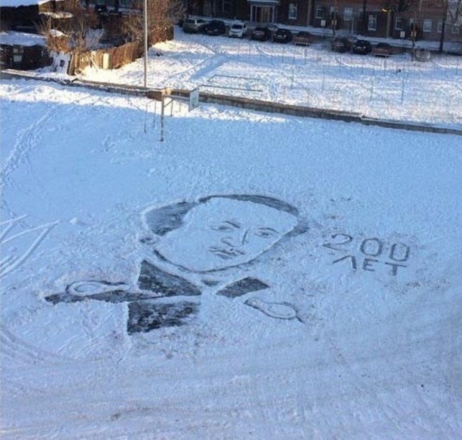 Дворник приобщает детей к прекрасному картинами на снегу