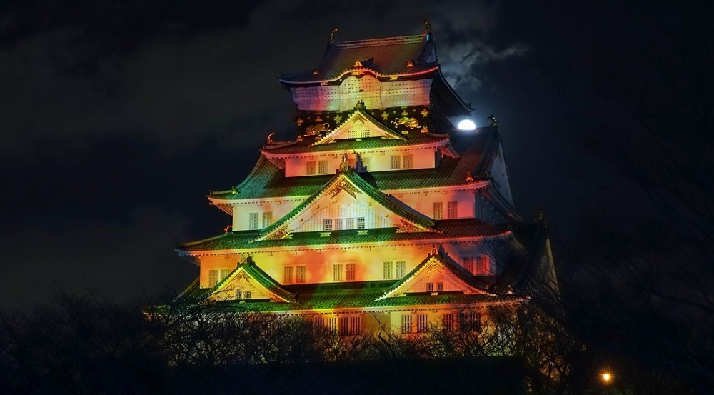 Вечерняя иллюминация на замке