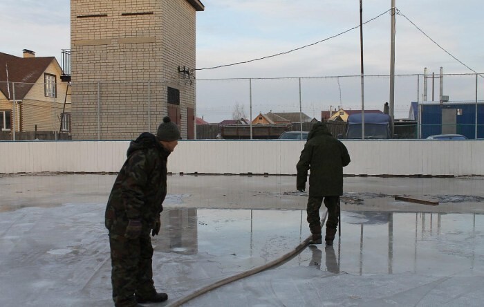 Хоккейная площадка собственными силами