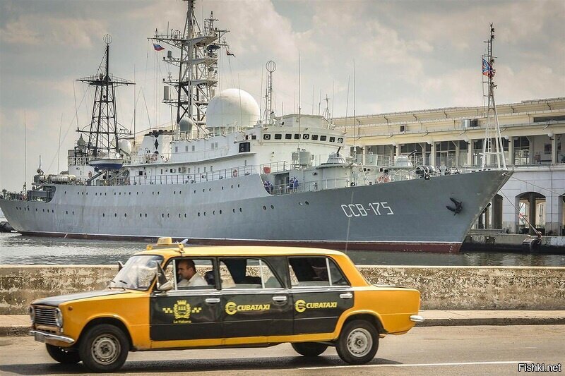 Наша машина на фоне нашего корабля в Кубинском порту