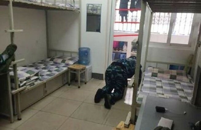 В Китае кадет облизал туалет, чтобы доказать сержанту чистоту унитаза