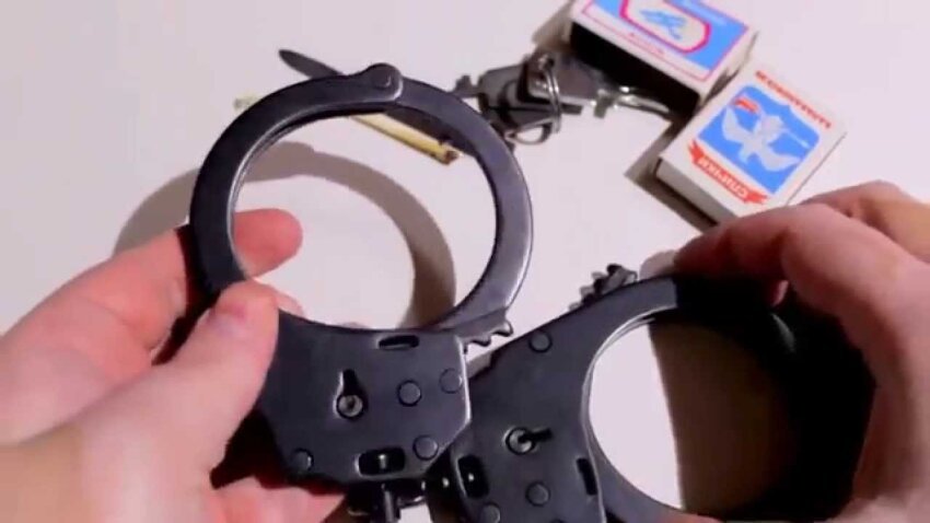 Как снять наручники без ключа при помощи спички - реальная 
