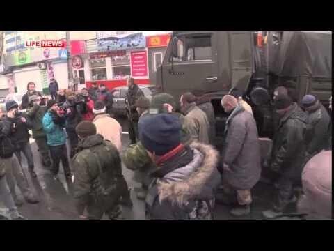Пленных &quot;киборгов&quot; привели к остановке в Ленинском районе Донецка  