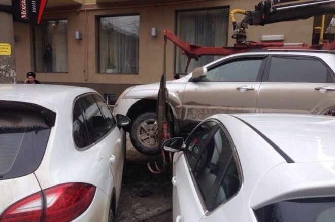 В Ростове эвакуаторщик уронил Kia на Porsche и Opel