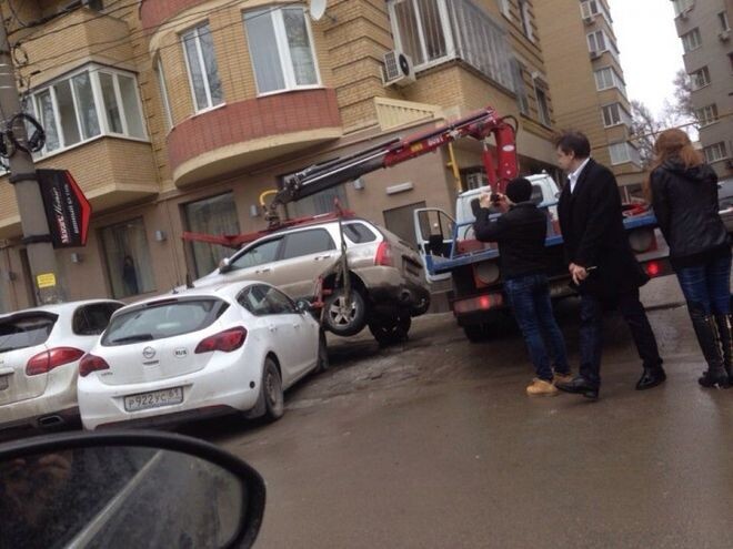 В Ростове эвакуаторщик уронил Kia на Porsche и Opel