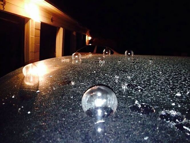 Замерзшие мыльные пузыри на крыше