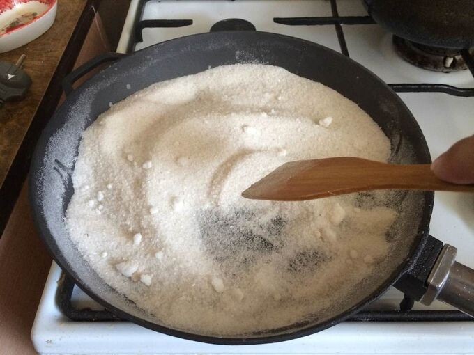 6. Отмываем чугунную сковородку с помощью соли